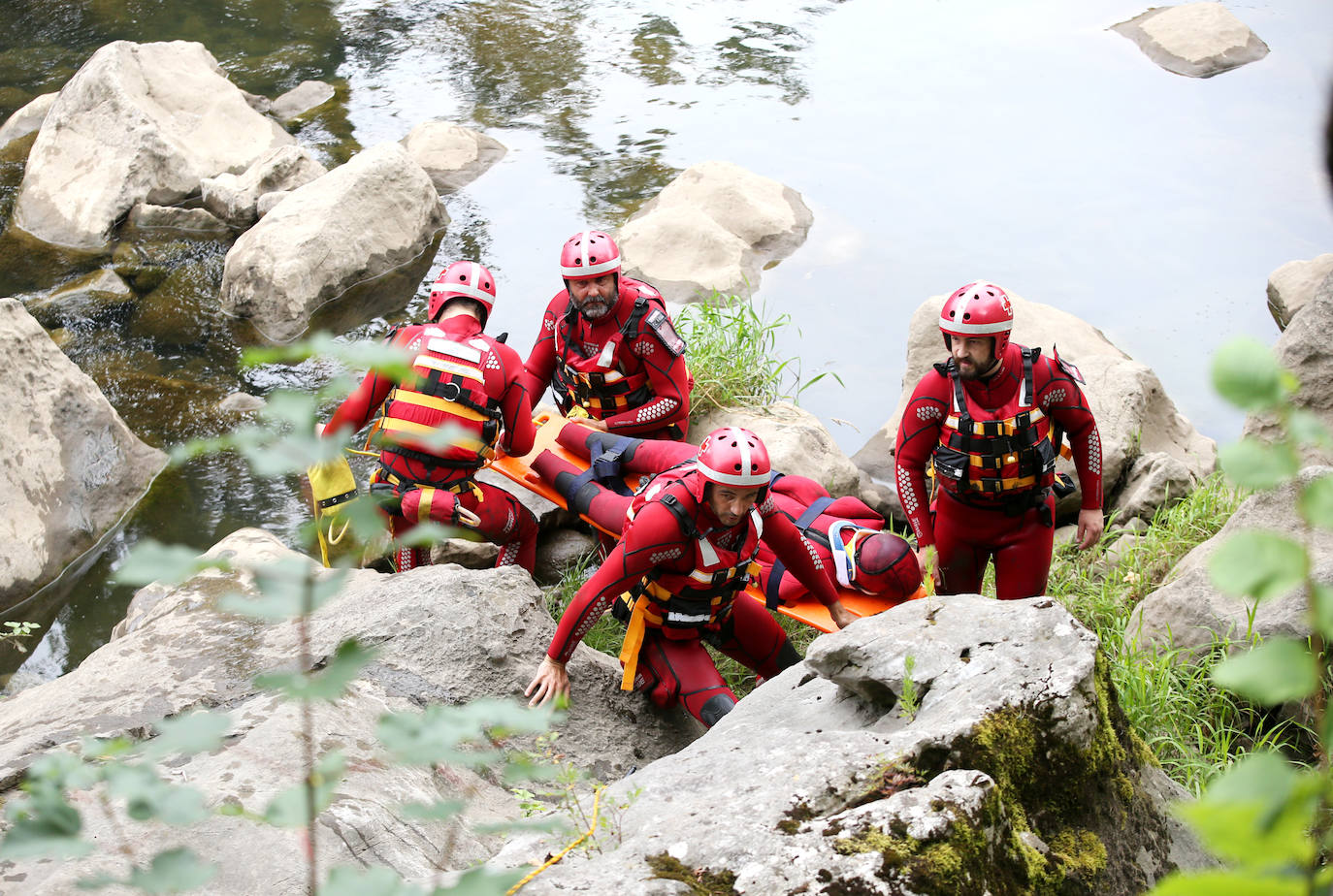 Los voluntarios del Equipos de Respuesta Inmediata en Emergencias (ERIE) realizan una actividad de búsqueda en medio acuático en la zona de Las Caldas