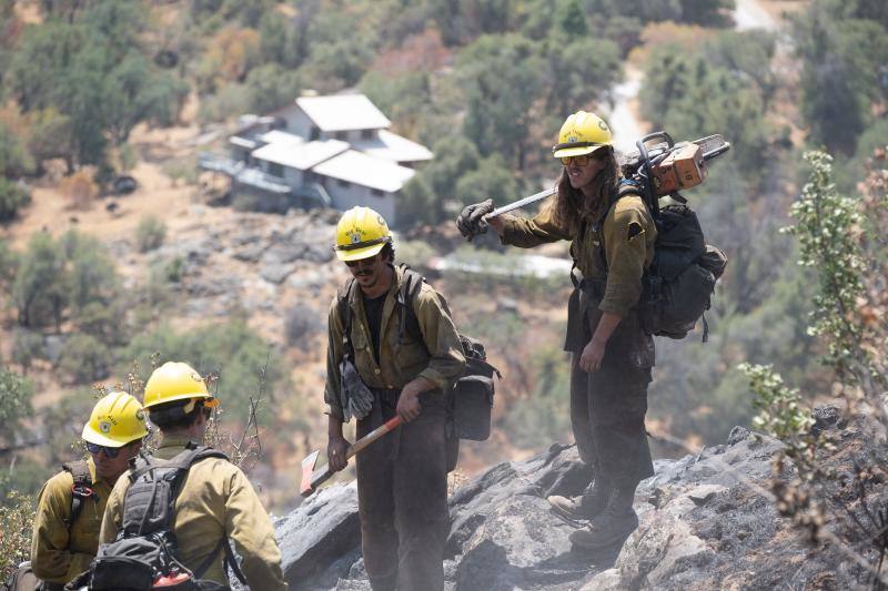 Los bomberos y los equipos de limpieza de California luchan contra los estragos que ha dejado el último incendio en el condado de Mariposa. Las altas temperaturas de la región están dificultando la extinción del fuego, que ya lleva más de 3.200 hectáreas calcinadas