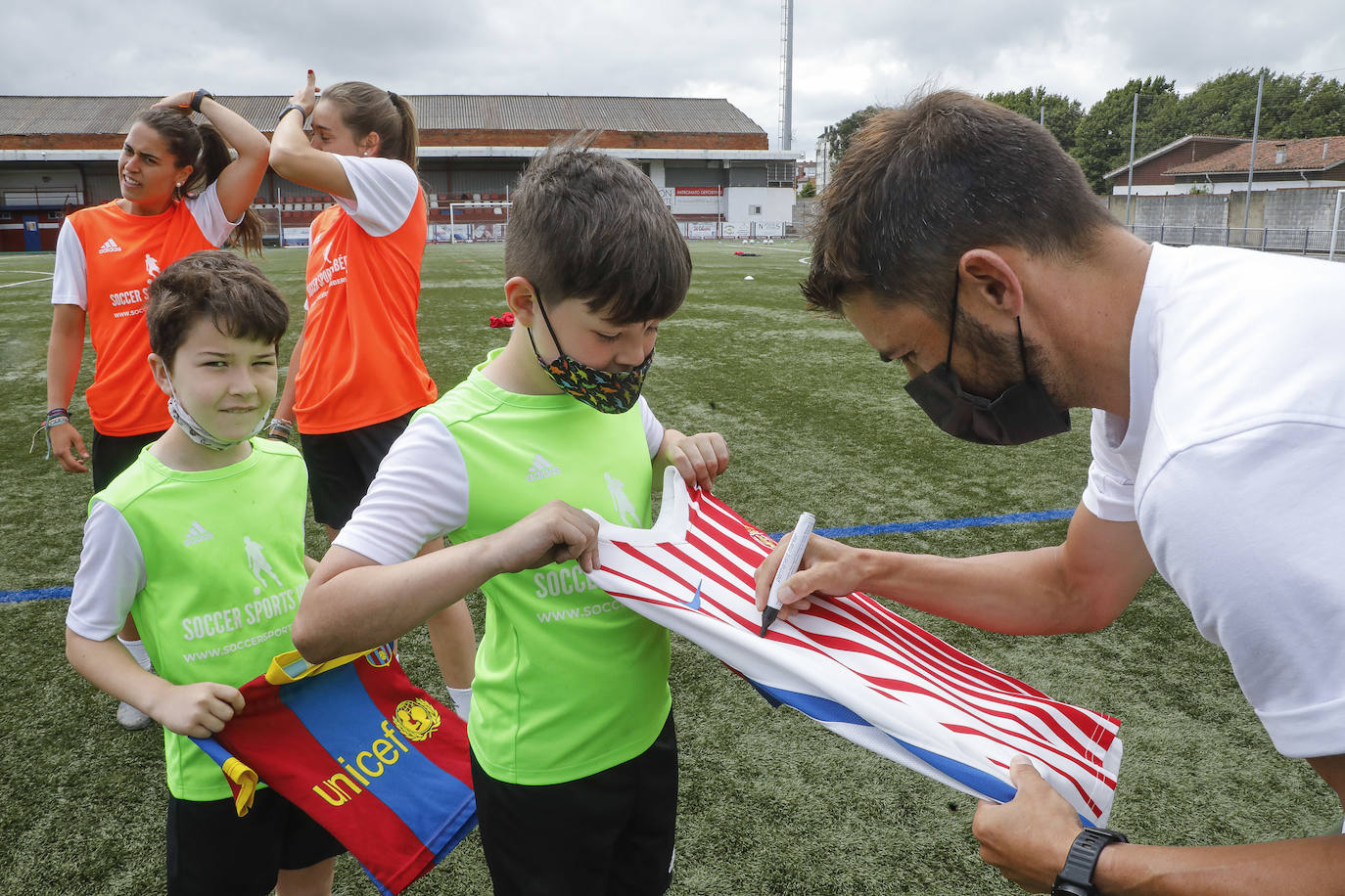 Fotos: David Villa protagonista en el Campus Villa de Gijón