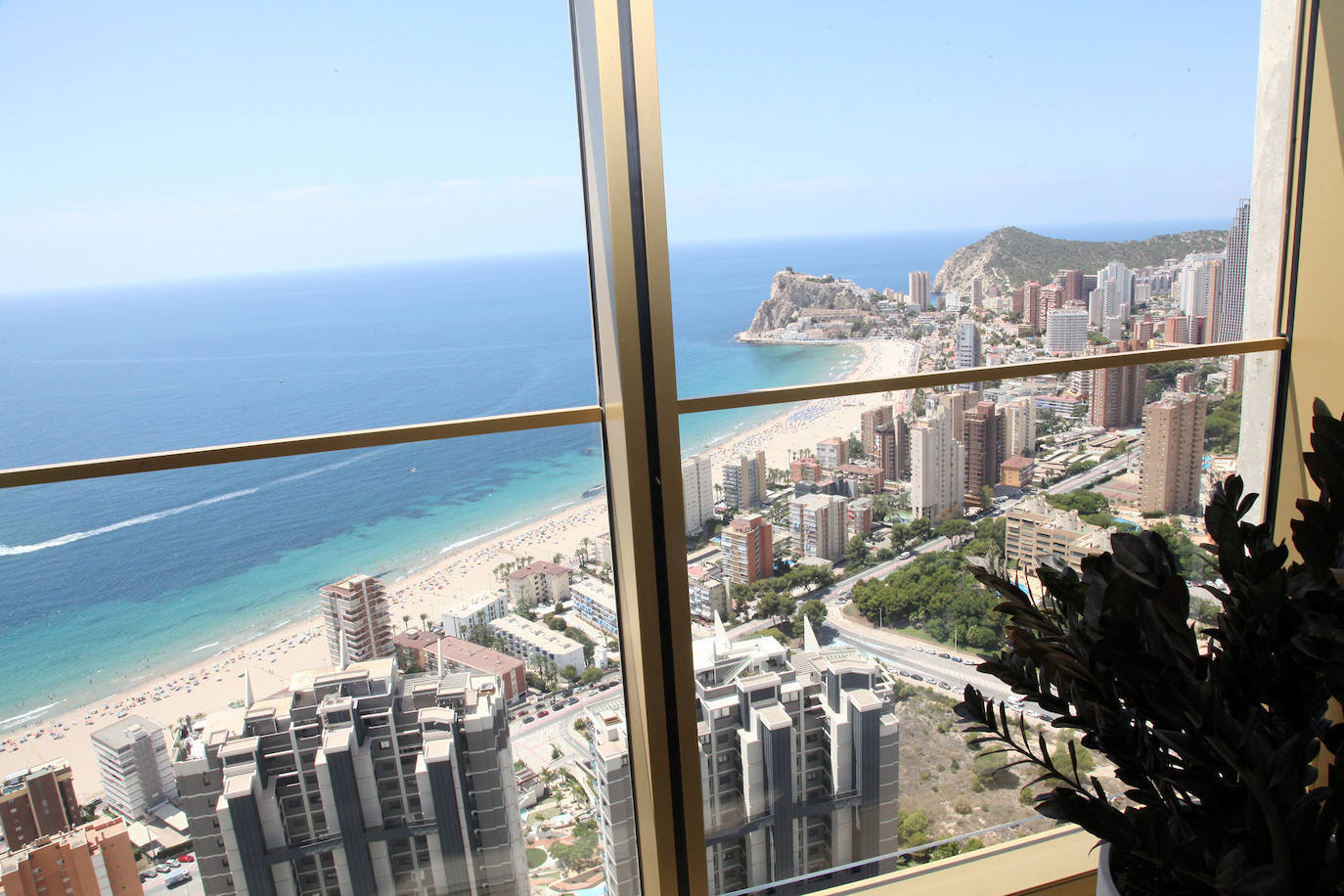 El Intempo es el rey de los rascacielos de Benidorm. El edificio es el residencial más alto de Europa, con dos torres de 198 metros cada una. Cuenta con 256 viviendas repartidas en un total de 45 plantas