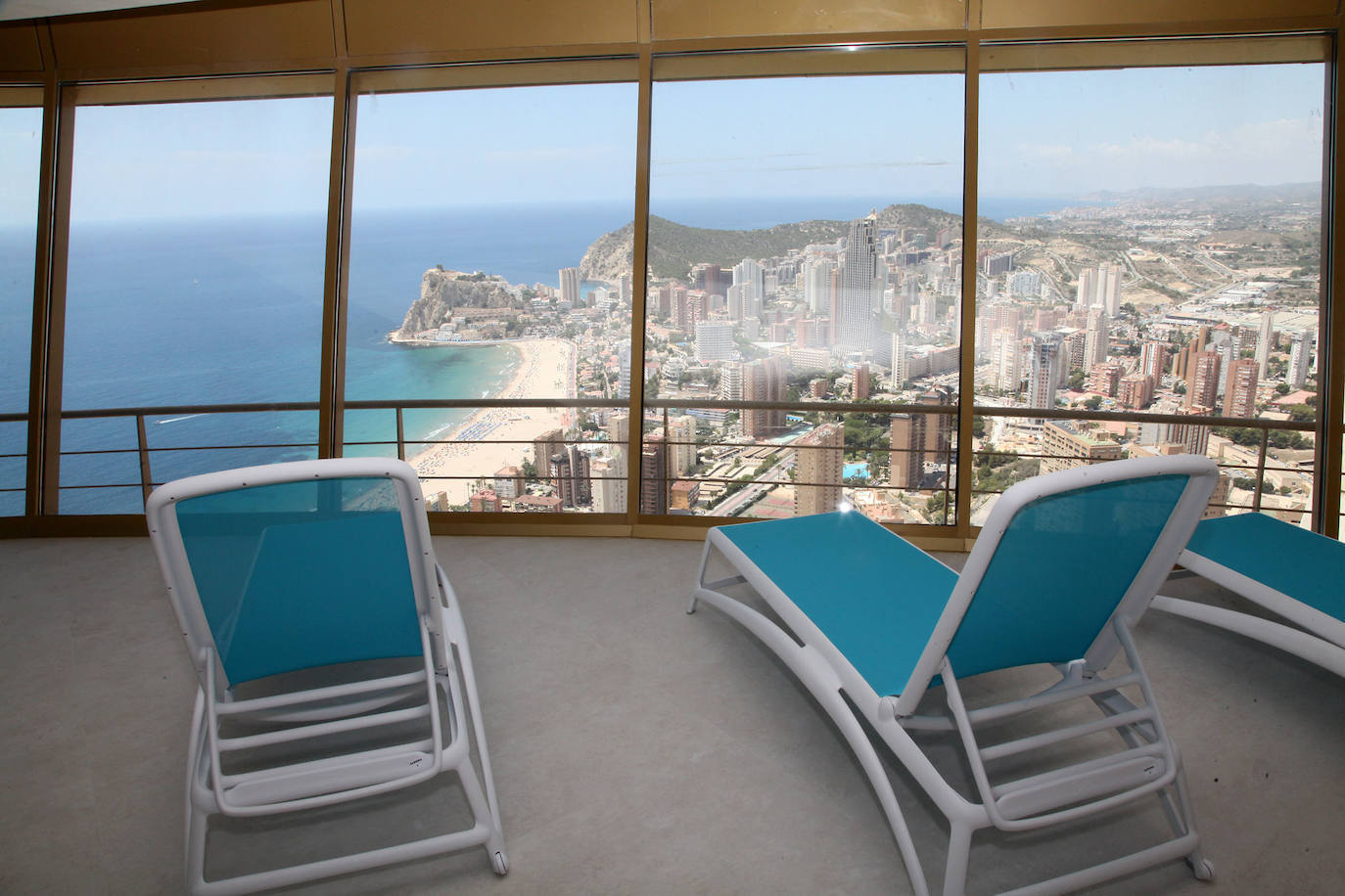 El Intempo es el rey de los rascacielos de Benidorm. El edificio es el residencial más alto de Europa, con dos torres de 198 metros cada una. Cuenta con 256 viviendas repartidas en un total de 45 plantas