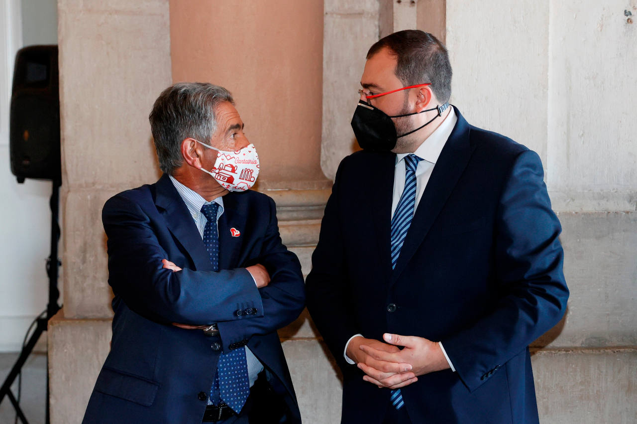 Fotos: Las familias de Pablo Riesgo y Rosa Banquetero, en el homenaje de estado a las víctimas de la pandemia