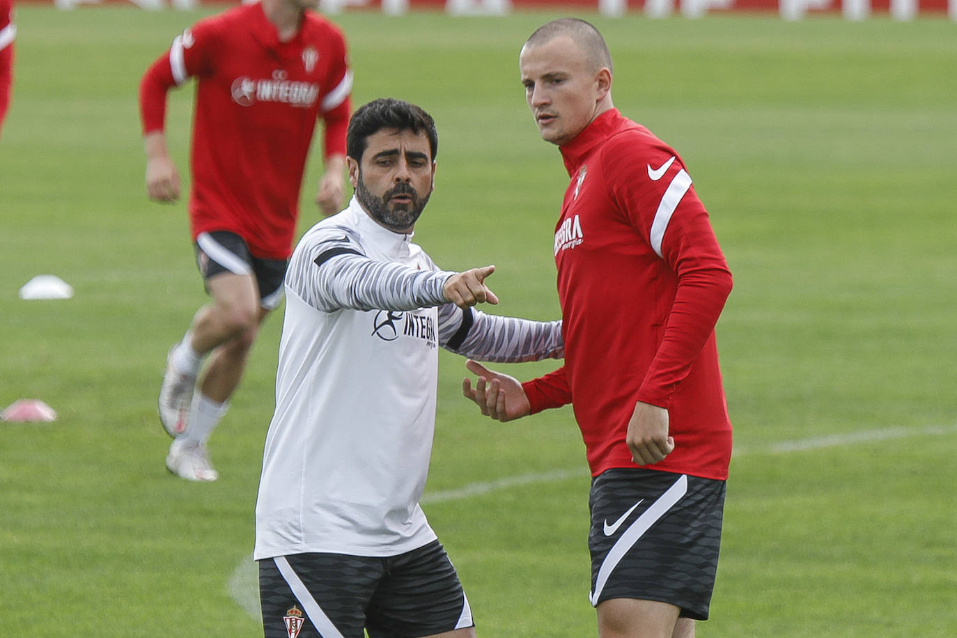 Fotos: Kravets ya viste con la camiseta del Sporting