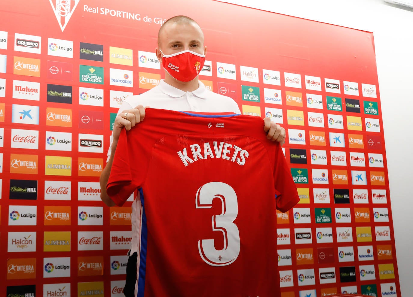 Fotos: Kravets ya viste con la camiseta del Sporting