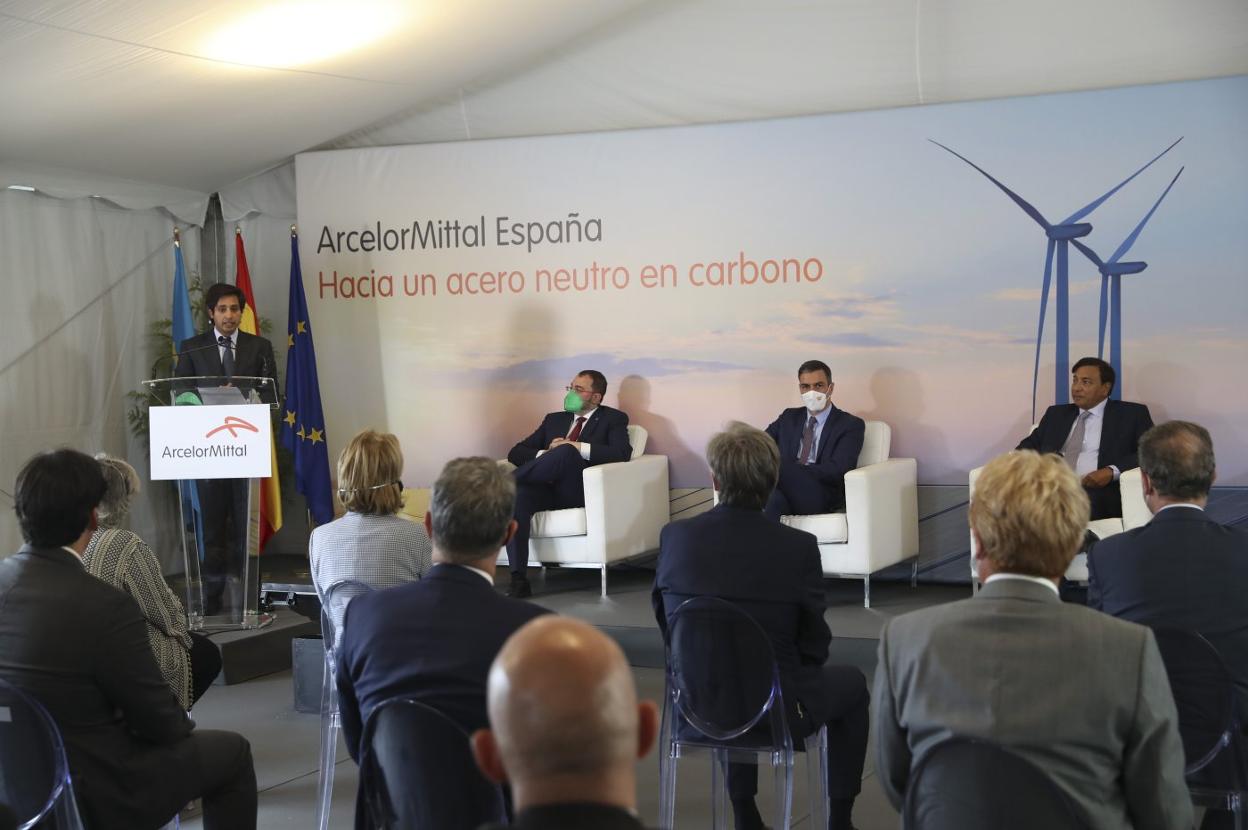 Aditya Mittal, durante la presentación del proyecto, en presencia de Adrián Barbón, Pedro Sánchez y Lakshmi Mittal, el martes, en Gijón. 