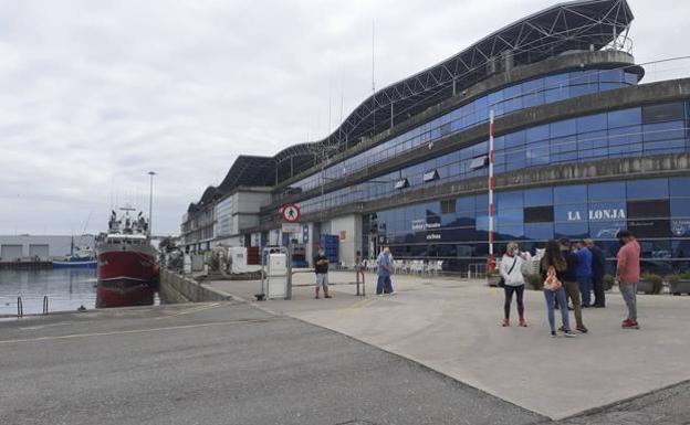 Familiares y vecinos esperan noticias en el puerto de Santoña. Debajo, punto en el que se hundió el pesquero e imagen de archivo del 'Maremi'. 