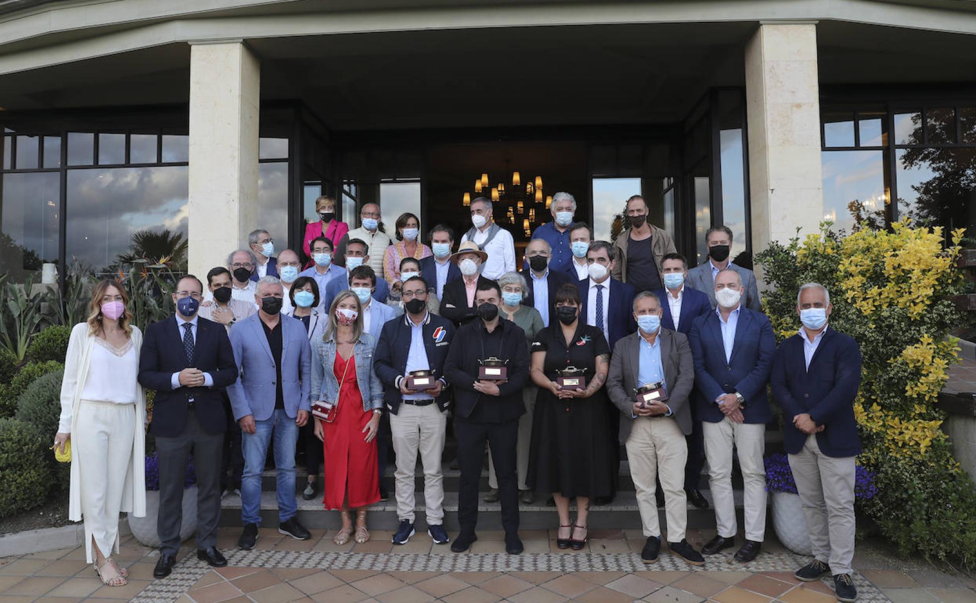 Jaime Uz, Ricard Camarena, Lara Roguez y Ramón Coalla, con sus Calderetas, rodeados de autoridades, patrocinadores, organizadores y algunos de los invitados reunidos en Deloya Latores. 