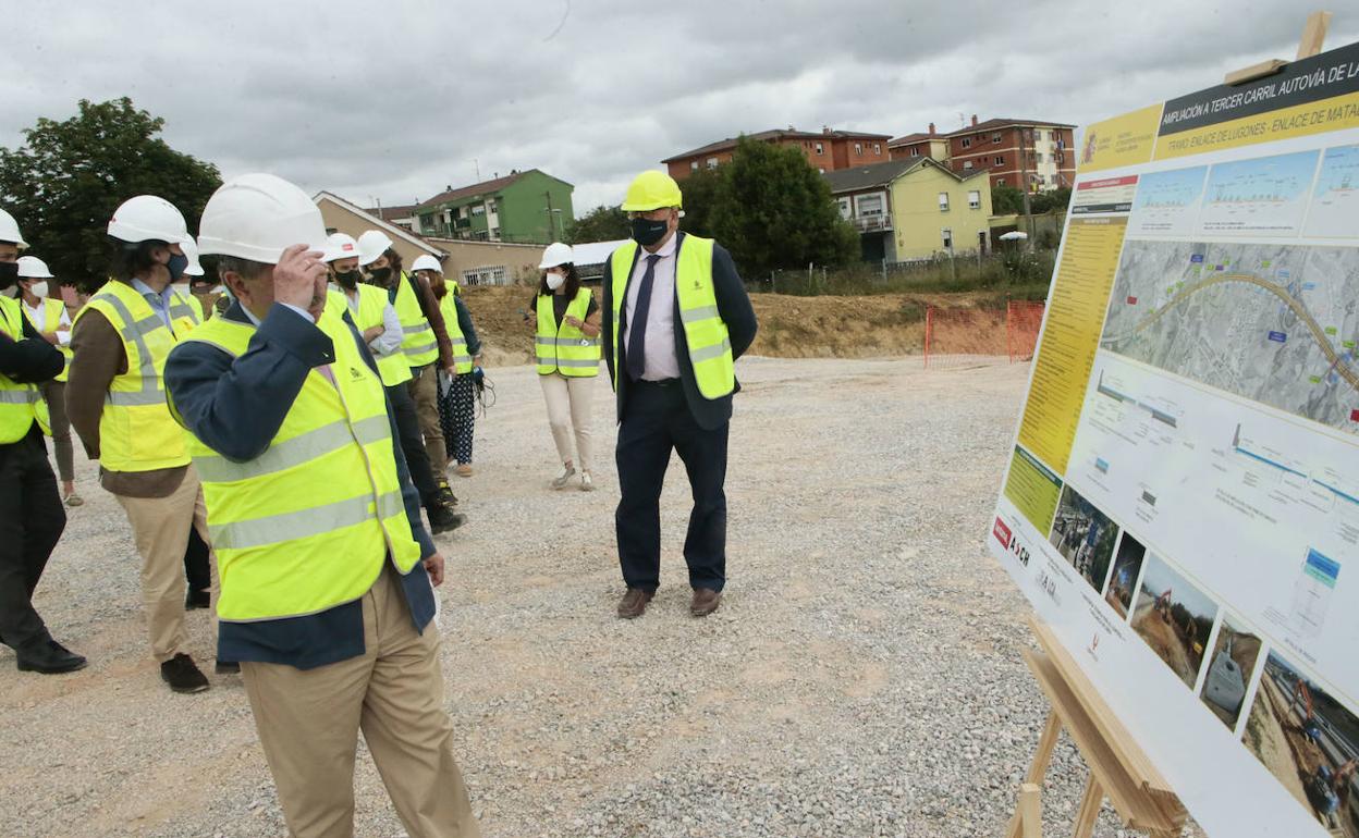 El director general de Carreteras, en su visita a la ampliación del tercera carril de la A-66.