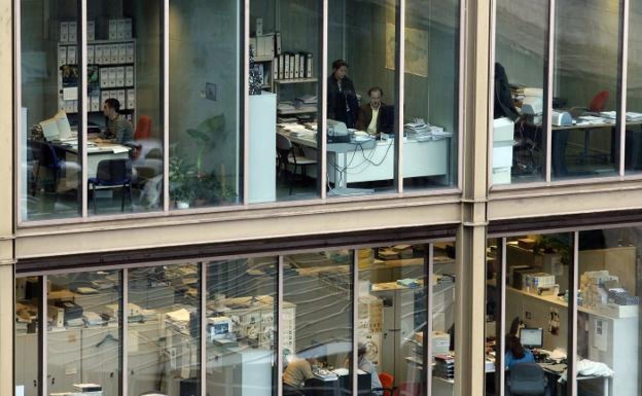 Trabajadores del Principado en el Edificio administrativo de servicios múltiples (Easmu). 