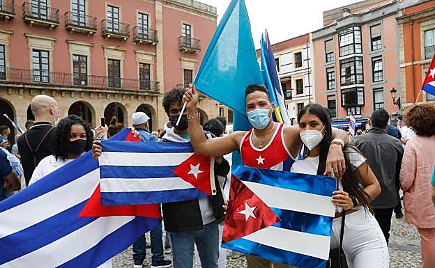 Imagen. 'SOS Cuba', el grito en la plaza Mayor de Gijón