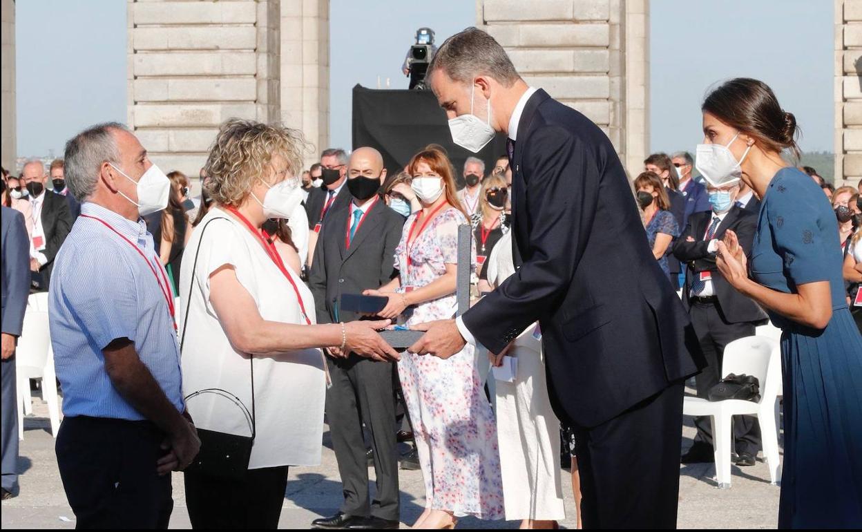 Felipe VI entrega la Gran Cruz a los padres de Pablo Riesgo.