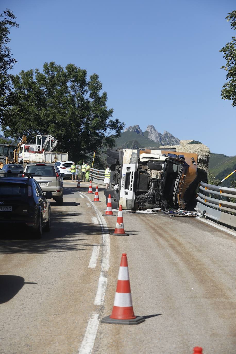 Así quedó el camión después de volcar, por razones que aún se desconocen