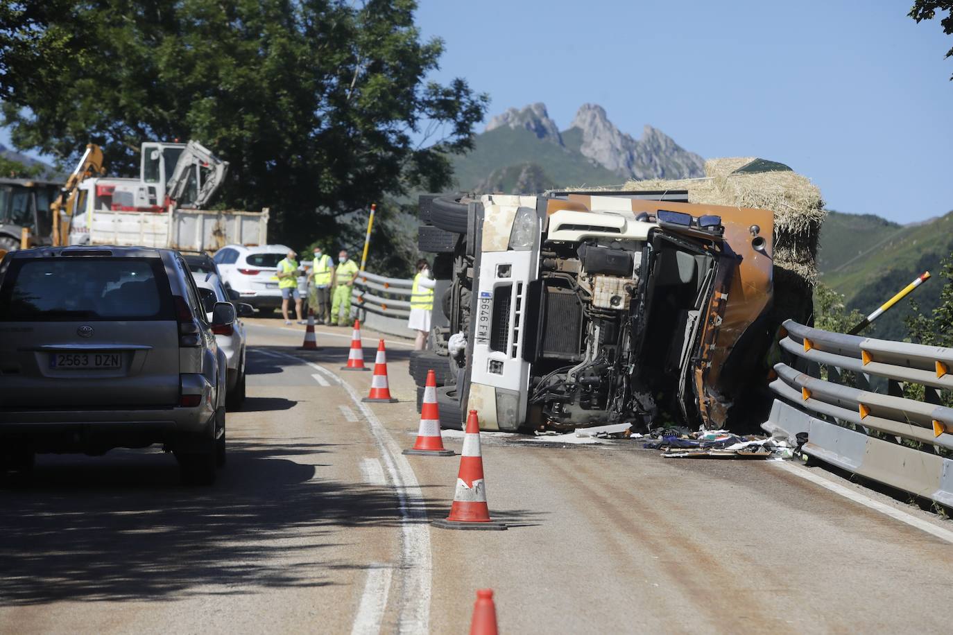 Así quedó el camión después de volcar, por razones que aún se desconocen