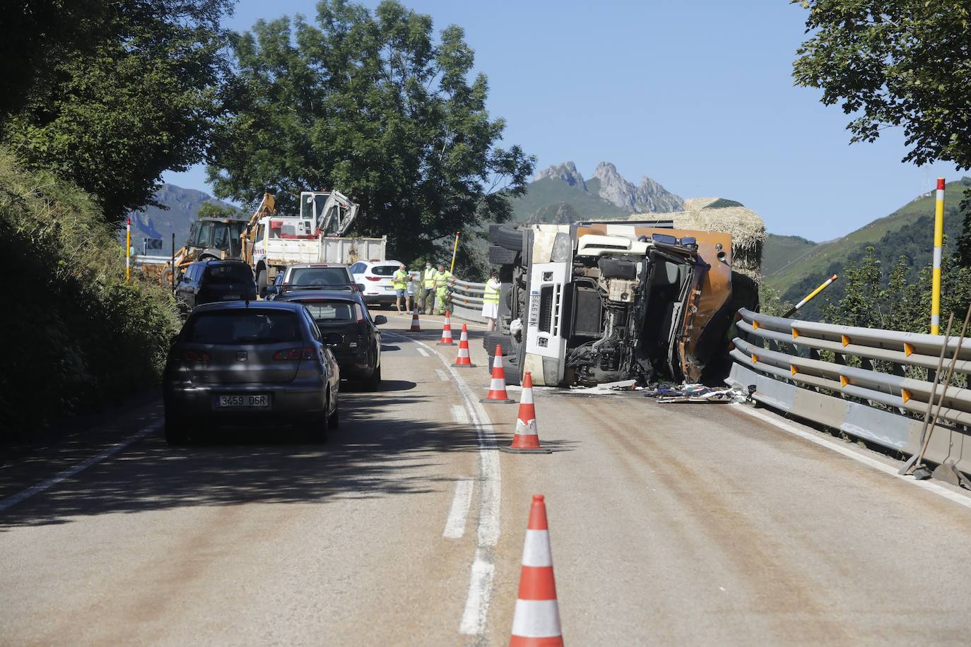 Así quedó el camión después de volcar, por razones que aún se desconocen