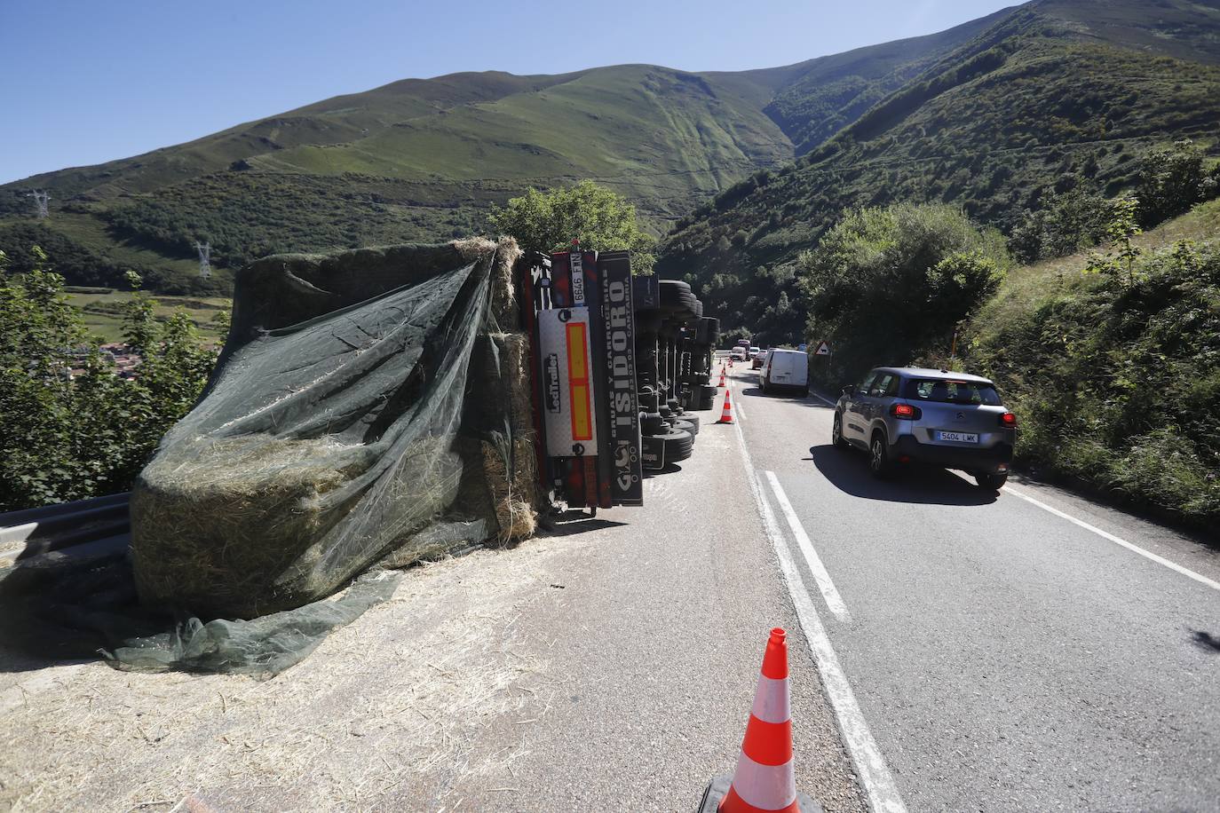 Así quedó el camión después de volcar, por razones que aún se desconocen