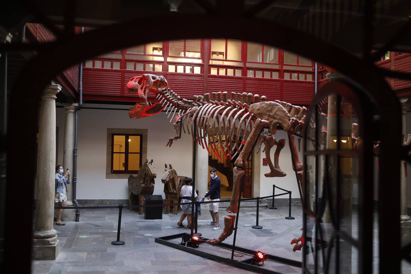 El Palacio de Revillagigedo, en Gijón, expone catorce dinosaurios animados y ofrece múltiples actividades hasta el día 29 de agosto