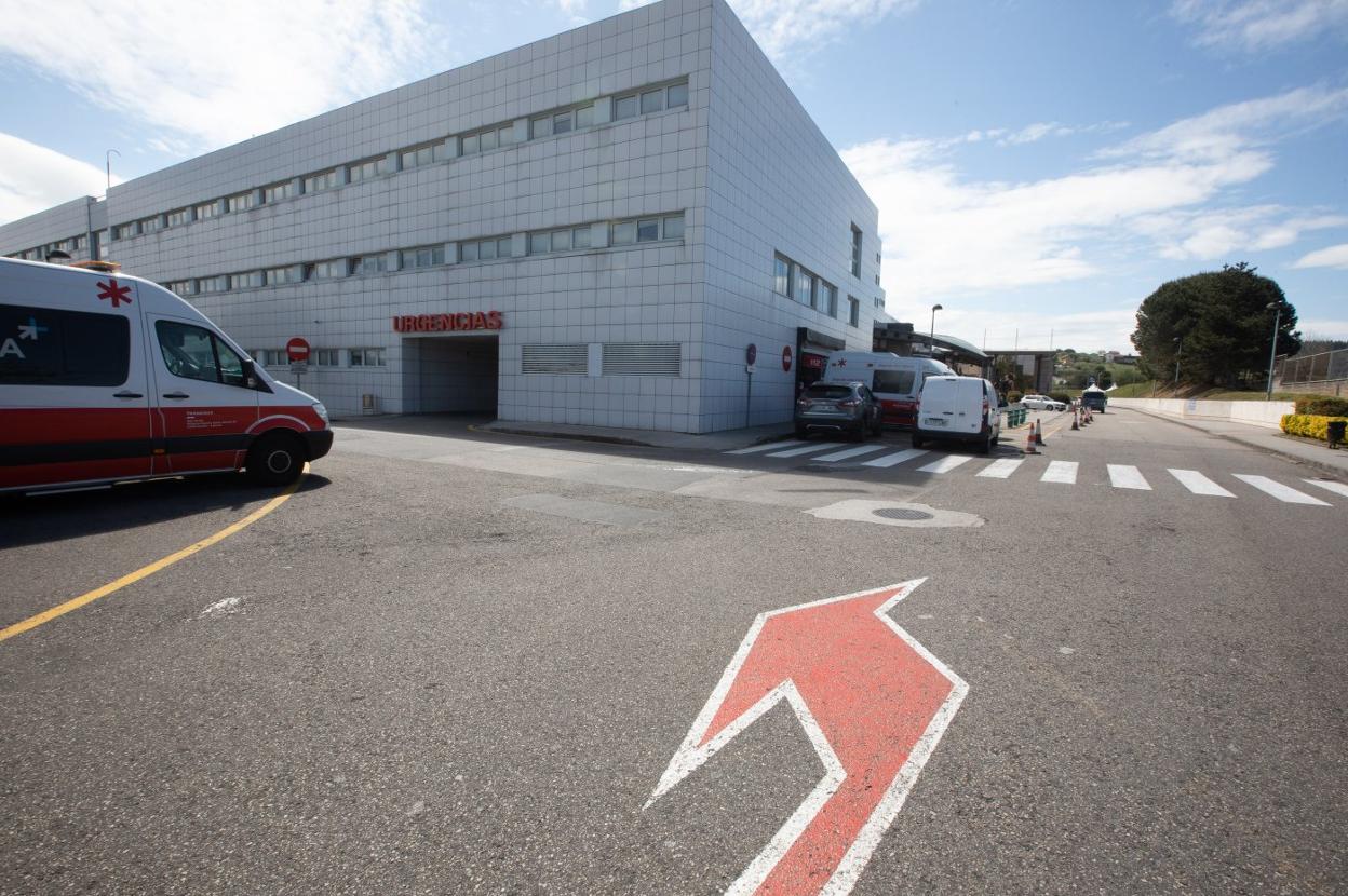 Una ambulancia, a la entrada de Urgencias, en el San Agustín. 
