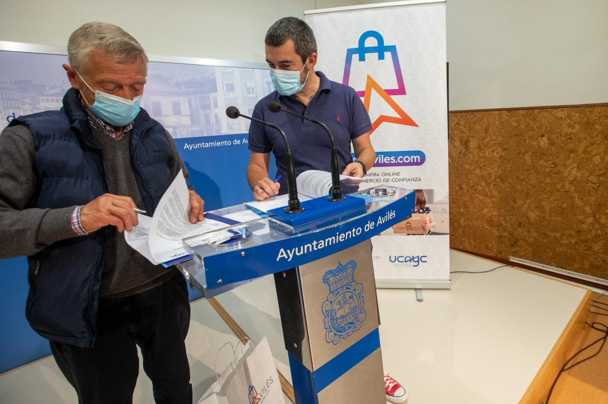 El presidente de la Ucayc y el alcalde en funciones, Manuel Campa, firman el convenio. 