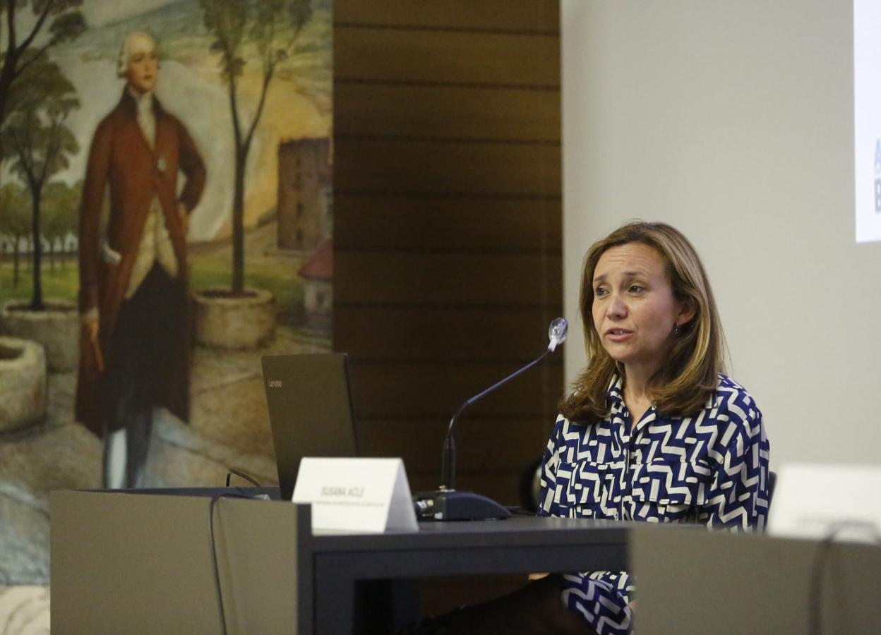 Susana Acle Olivo durante su charla en el Ateneo Jovellanos. 