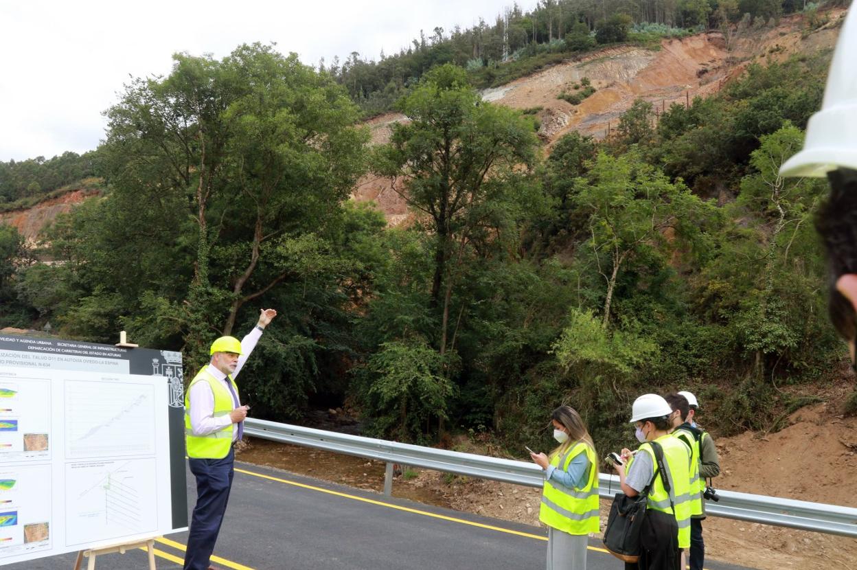 Javier Herrero explica las complicaciones del argayo desde la calzada del 'bypass' habilitado. 