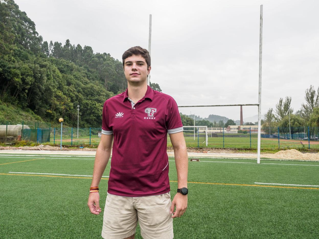 Pelayo, en el campo sintético de rugby de La Toba. 