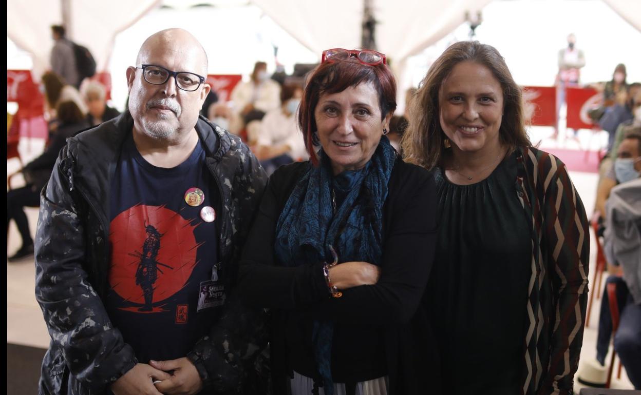 Jesús Palacios, Elia Barceló y María de Alvaro, antes de la presentación en la Semana Negra. 