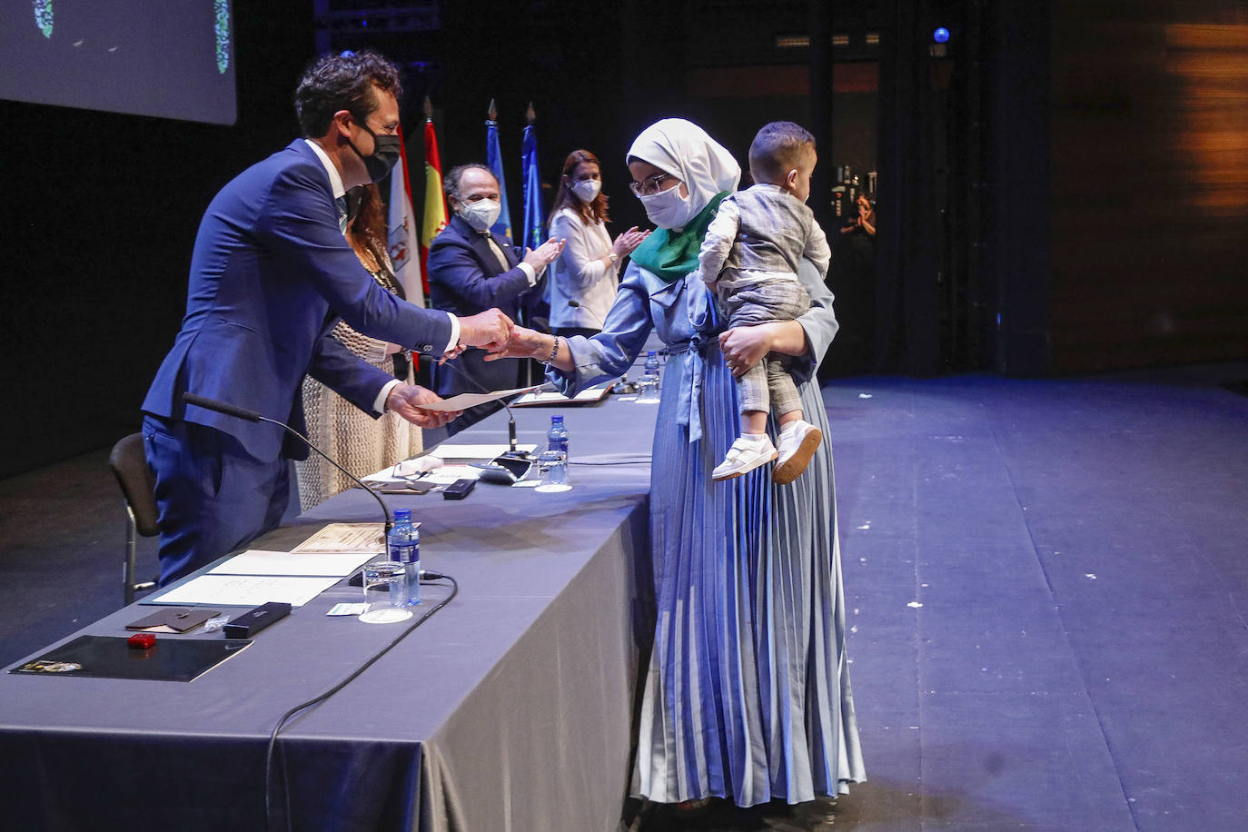 Los estudiantes de Comercio, Turismo y Ciencias Sociales se graduaron en La Laboral, donde el presidente de Alsa, Jacobo Cosmen, recogió su medalla de oro.