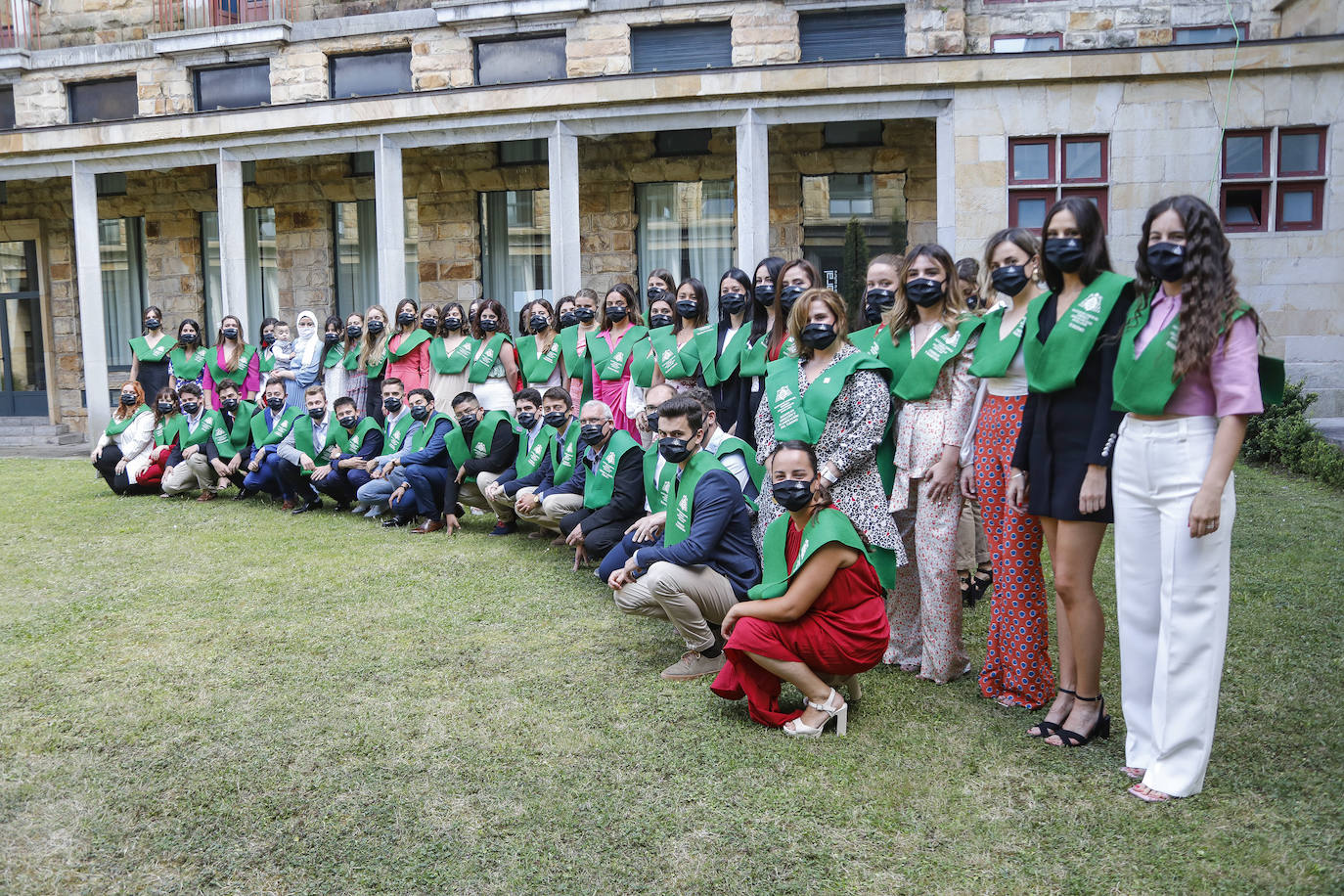 Los estudiantes de Comercio, Turismo y Ciencias Sociales se graduaron en La Laboral, donde el presidente de Alsa, Jacobo Cosmen, recogió su medalla de oro.