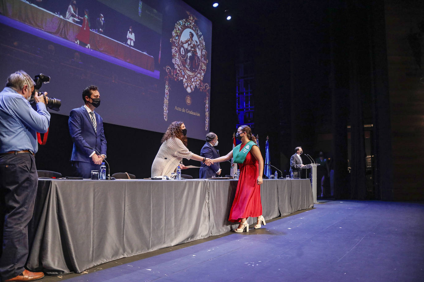 Los estudiantes de Comercio, Turismo y Ciencias Sociales se graduaron en La Laboral, donde el presidente de Alsa, Jacobo Cosmen, recogió su medalla de oro.