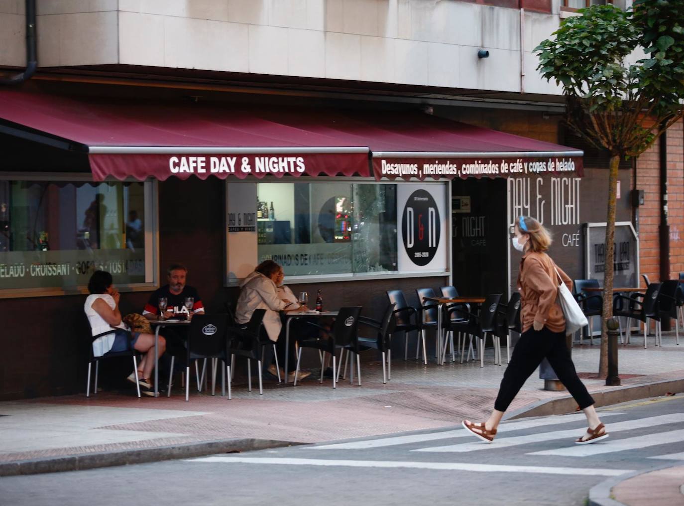 El local de Lugones, con la cristalera rota. 