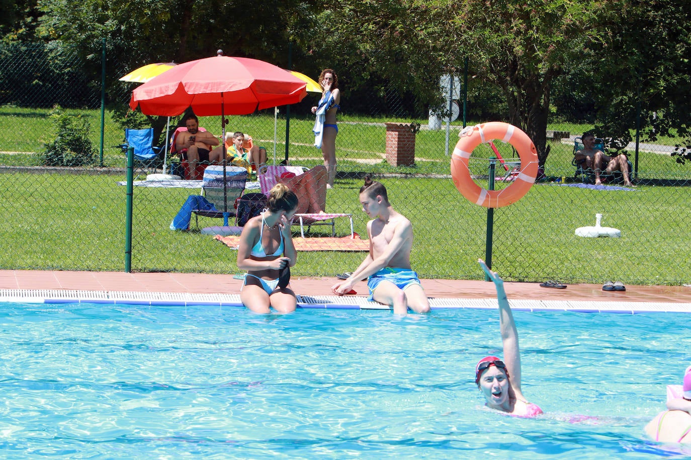 Playas llenas y termómetros que ya comienzan a marcar temperaturas propias del periodo estival en la región.