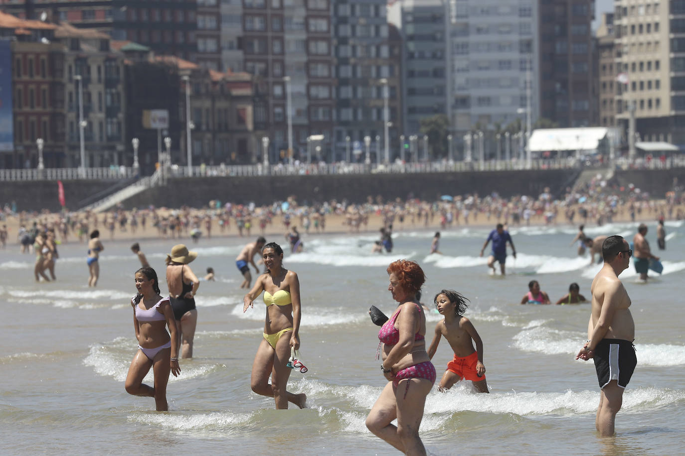 Playas llenas y termómetros que ya comienzan a marcar temperaturas propias del periodo estival en la región.