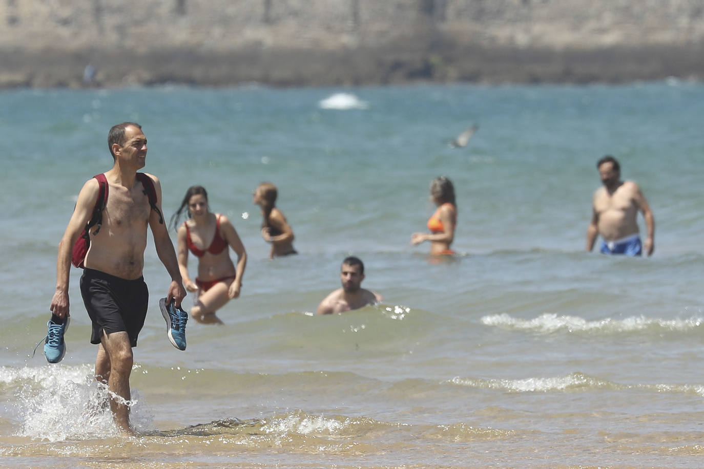 Playas llenas y termómetros que ya comienzan a marcar temperaturas propias del periodo estival en la región.