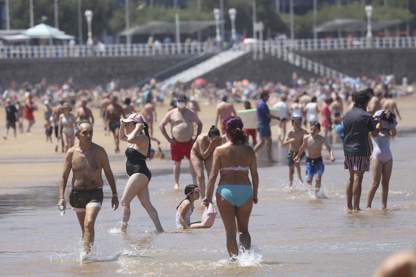 Playas llenas y termómetros que ya comienzan a marcar temperaturas propias del periodo estival en la región.