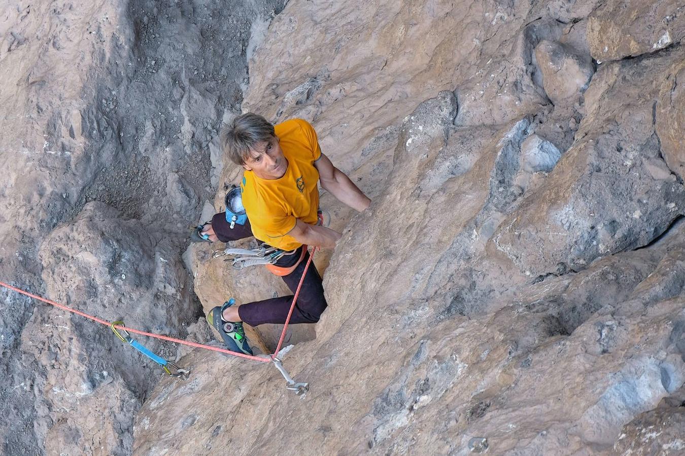 Javier López escalando una vía de dificultad 7c+ en Figares.