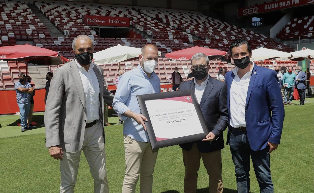 Marcelino Gutiérrez, director de EL COMERCIO, recibió la distinción de la Federación de Peñas Sportinguistas en nombre del periódico.