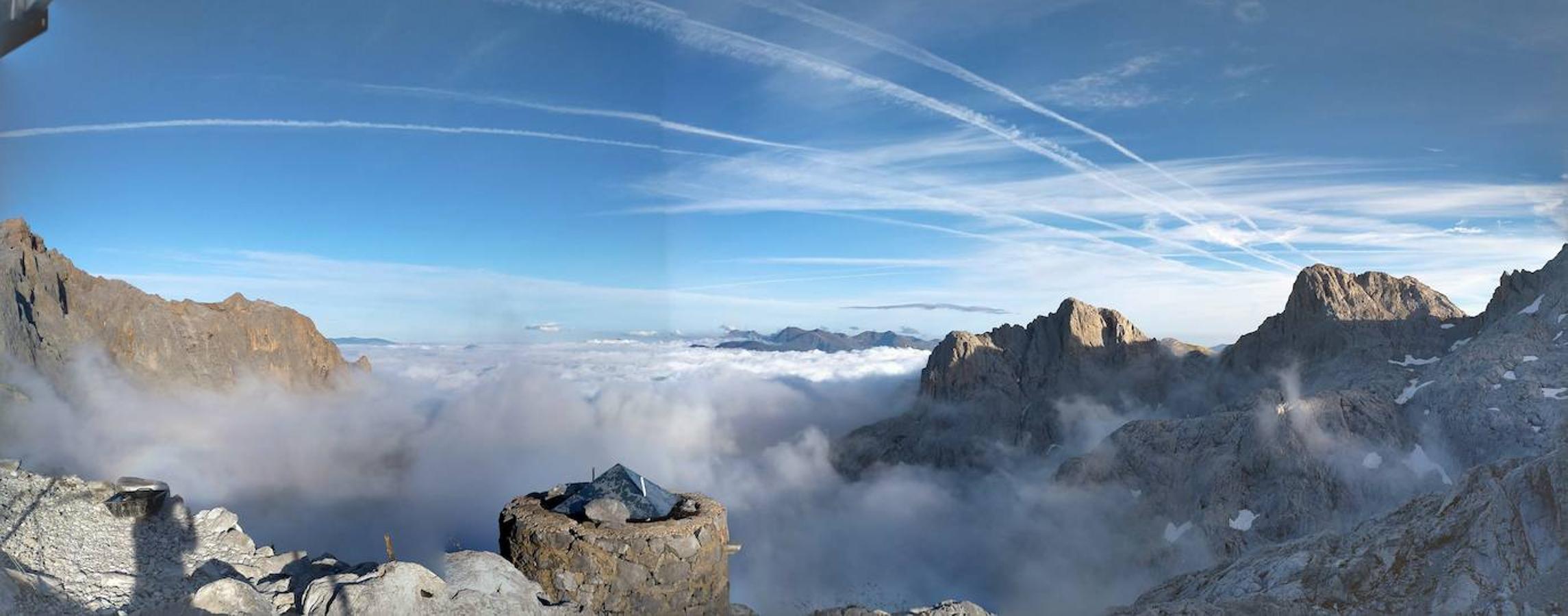 Vistas desde el Refugio de Cabaña Verónica con un mar de nubes.