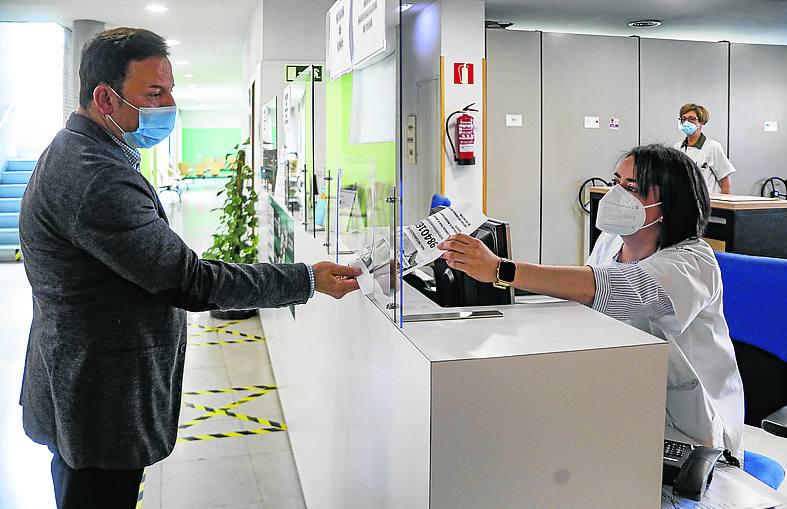 Un usuario, en la recepción del centro de salud de El Coto. A. García