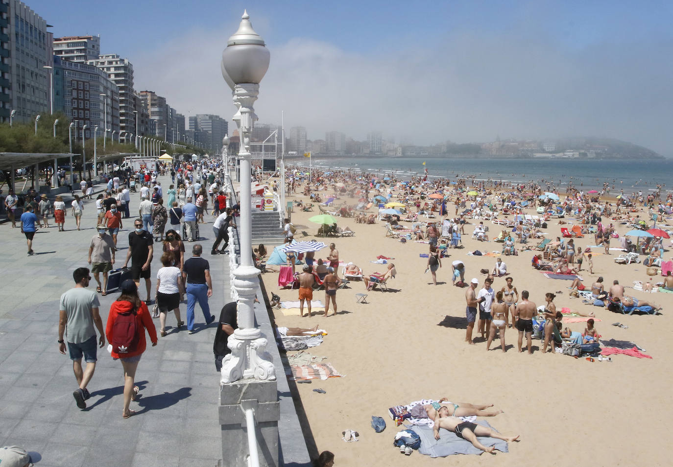 Playas y piscinas con gran afluencia para combatir las temperaturas veraniegas de las que disfruta la región