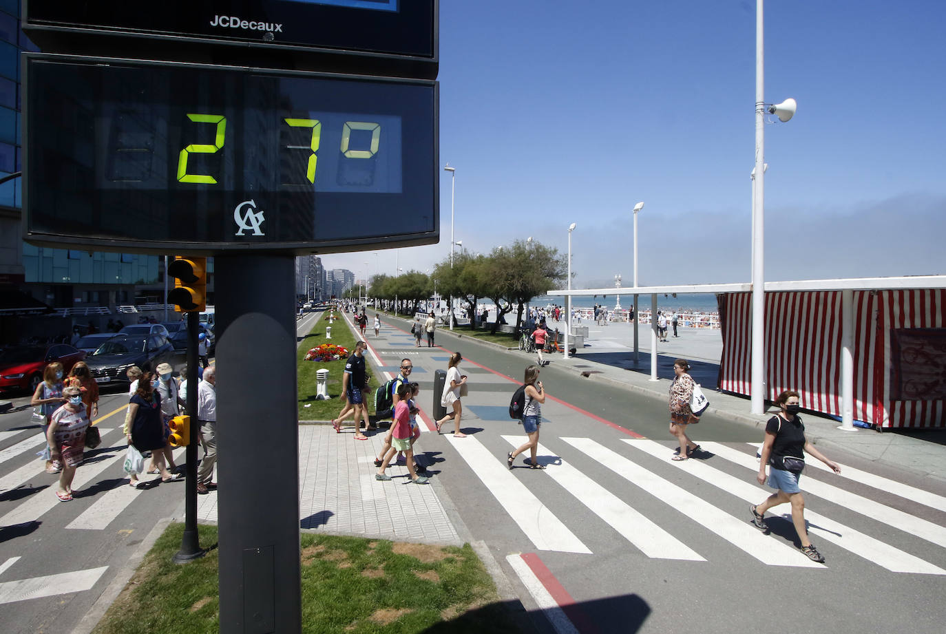 Playas y piscinas con gran afluencia para combatir las temperaturas veraniegas de las que disfruta la región