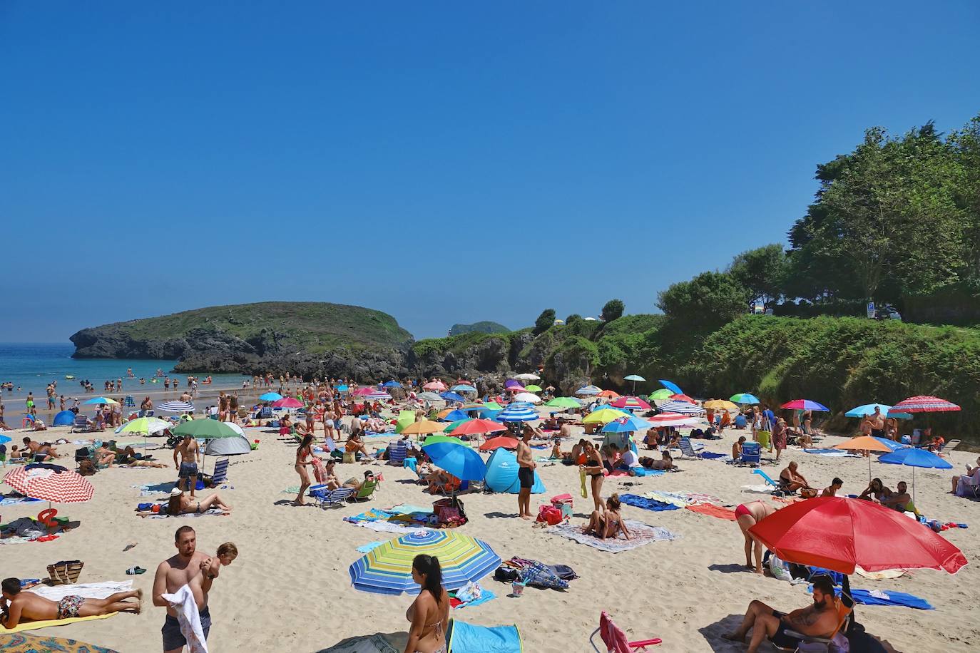 Playas y piscinas con gran afluencia para combatir las temperaturas veraniegas de las que disfruta la región