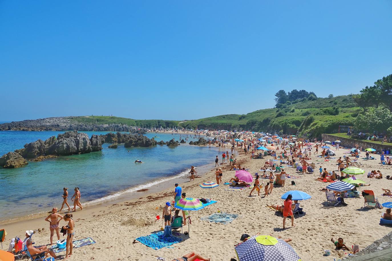 Playas y piscinas con gran afluencia para combatir las temperaturas veraniegas de las que disfruta la región