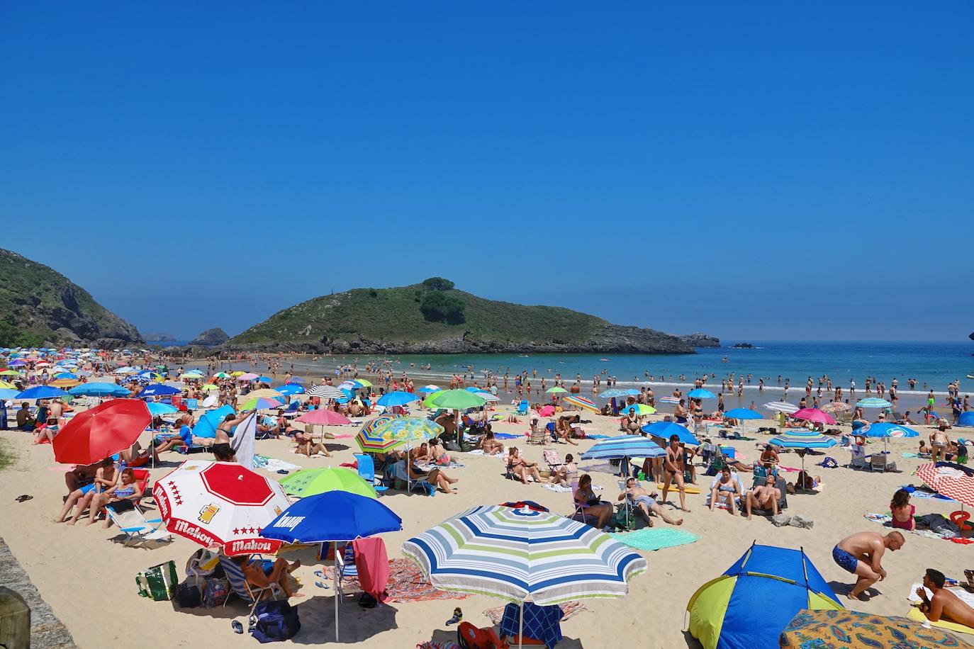 Playas y piscinas con gran afluencia para combatir las temperaturas veraniegas de las que disfruta la región