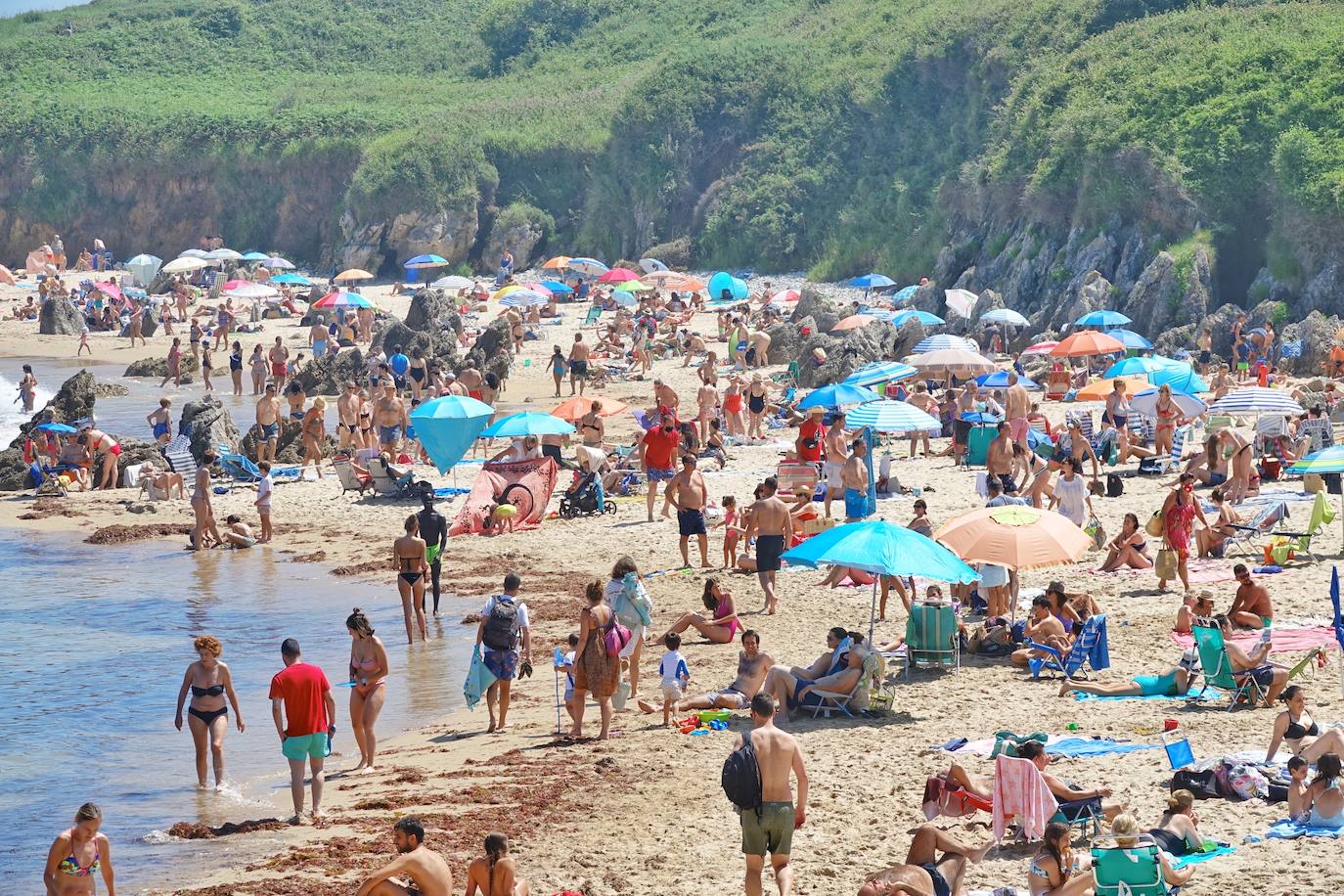 Playas y piscinas con gran afluencia para combatir las temperaturas veraniegas de las que disfruta la región