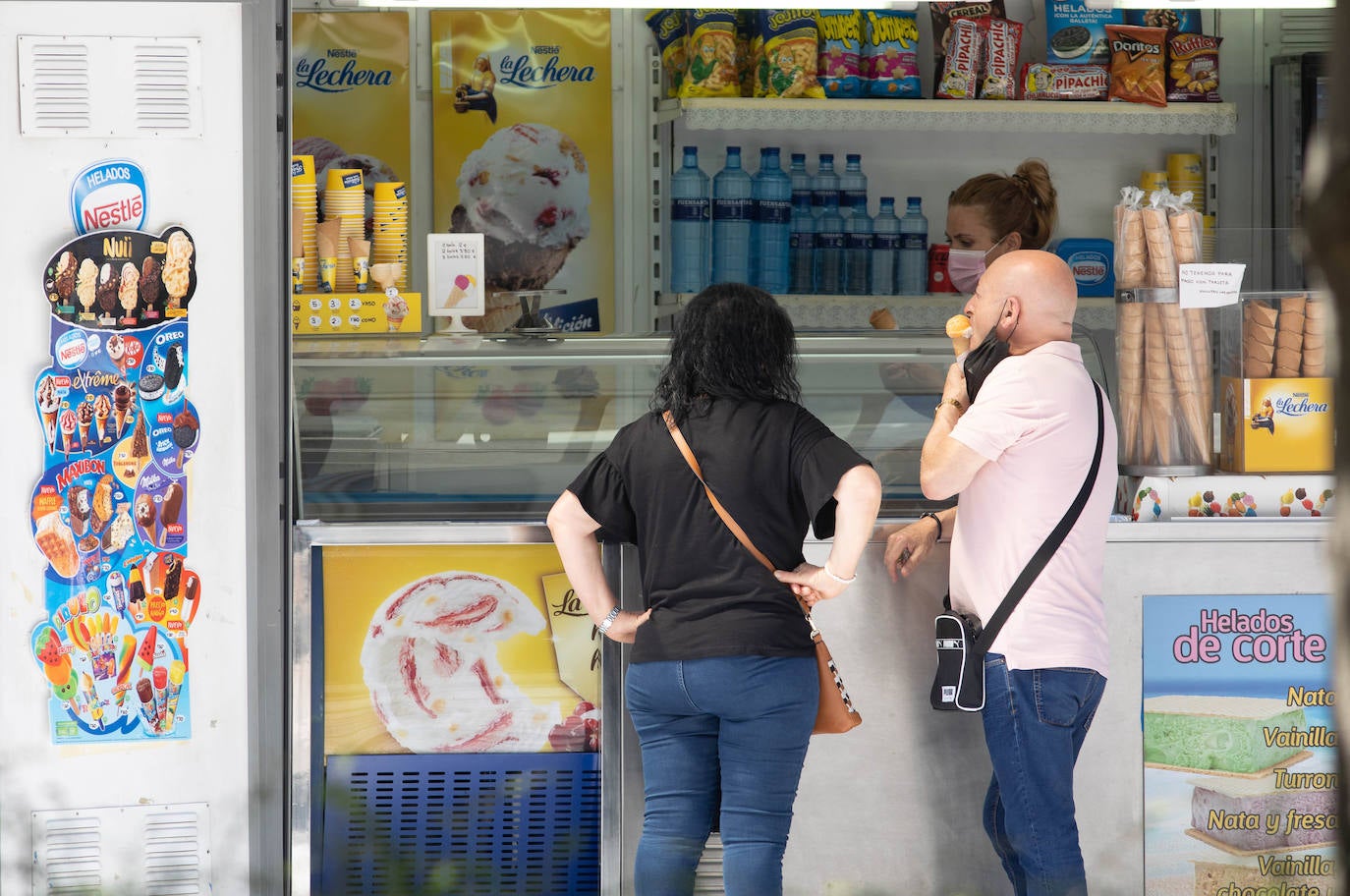 Playas y piscinas con gran afluencia para combatir las temperaturas veraniegas de las que disfruta la región