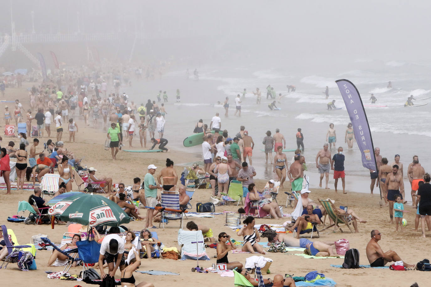 La niebla obliga a izar la bandera roja en la playa de San Lorenzo de Gijón