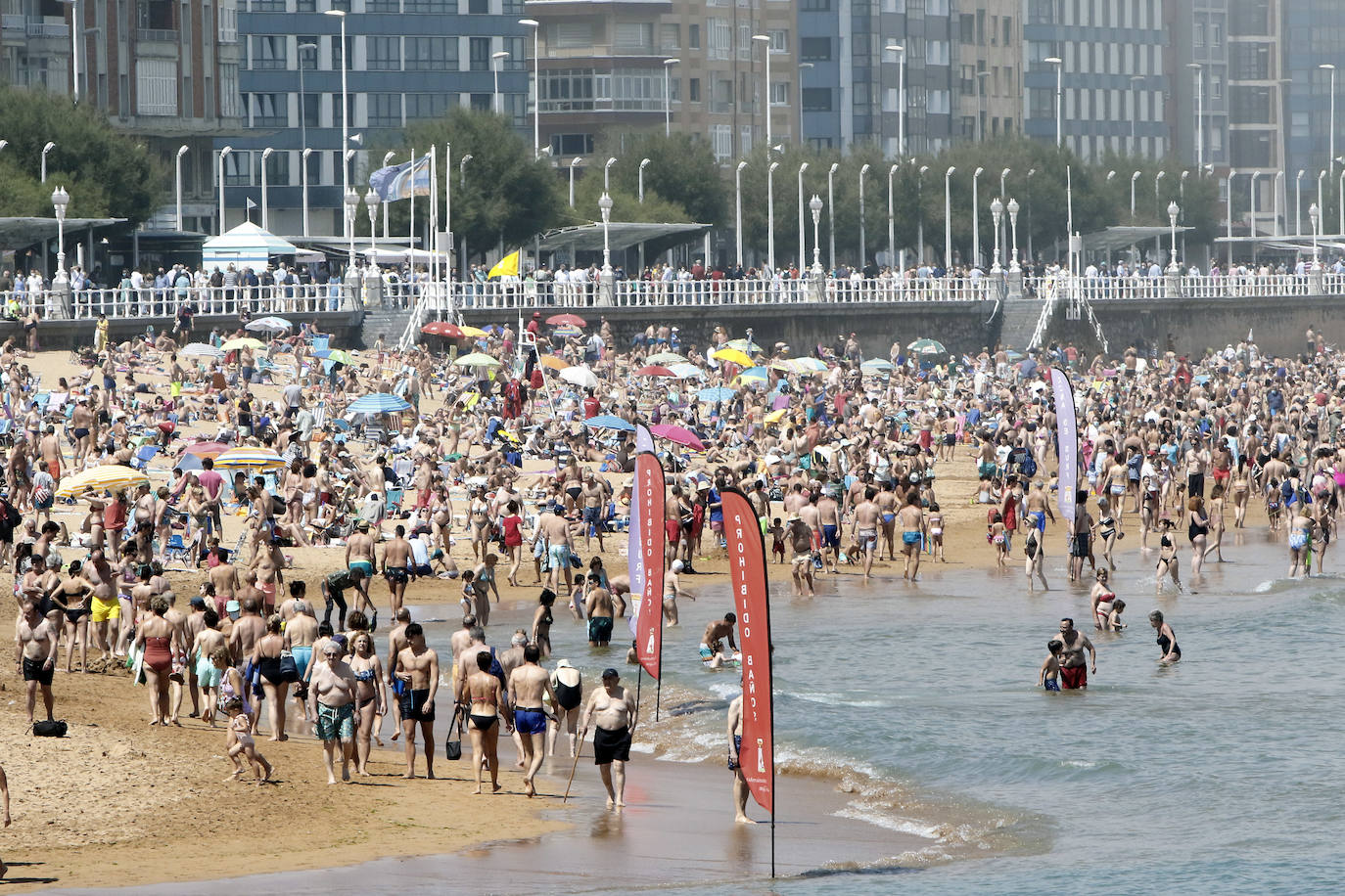 La niebla obliga a izar la bandera roja en la playa de San Lorenzo de Gijón