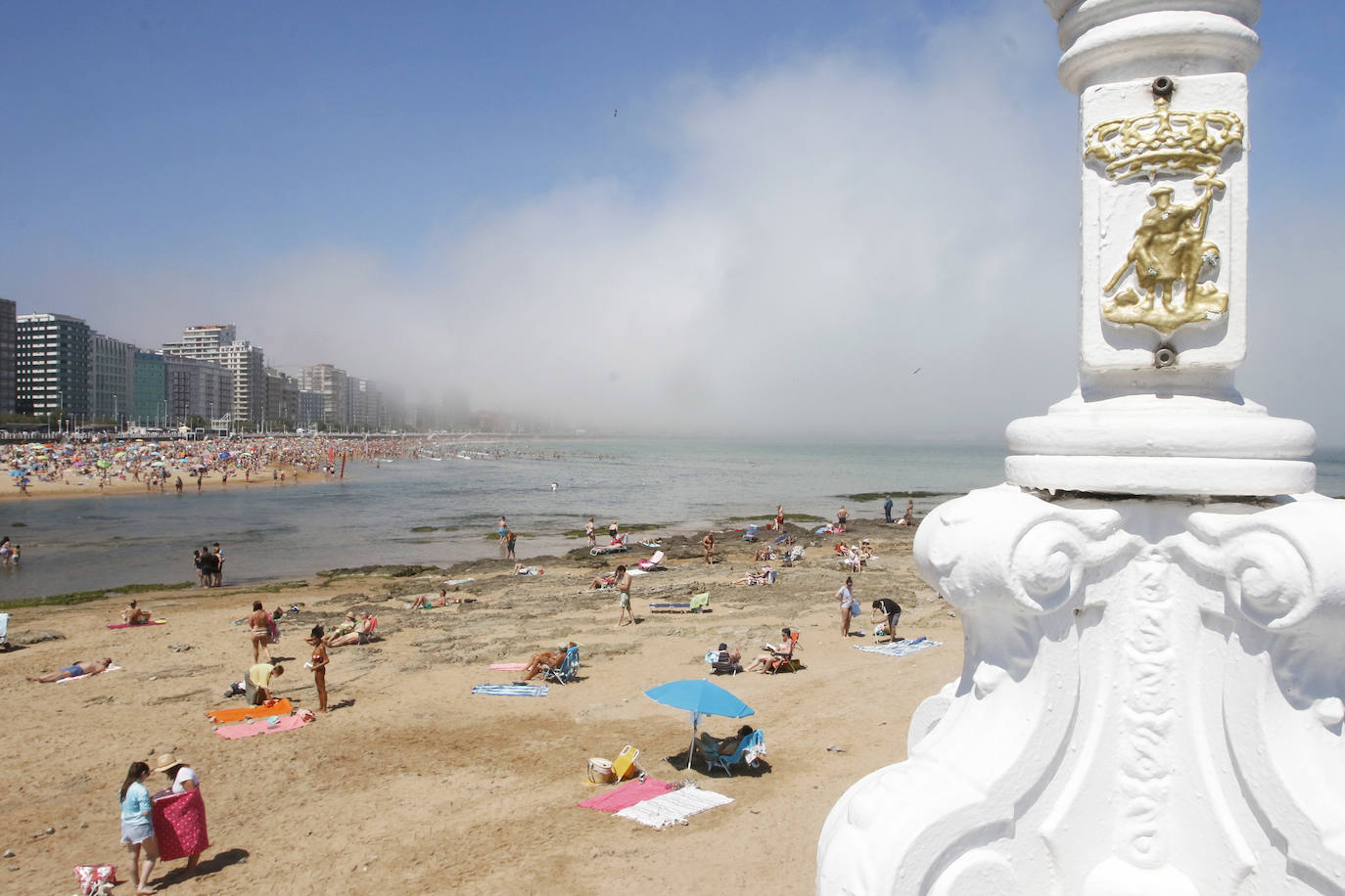 La niebla obliga a izar la bandera roja en la playa de San Lorenzo de Gijón