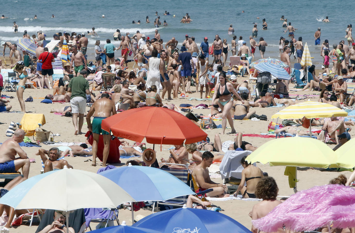 La niebla obliga a izar la bandera roja en la playa de San Lorenzo de Gijón