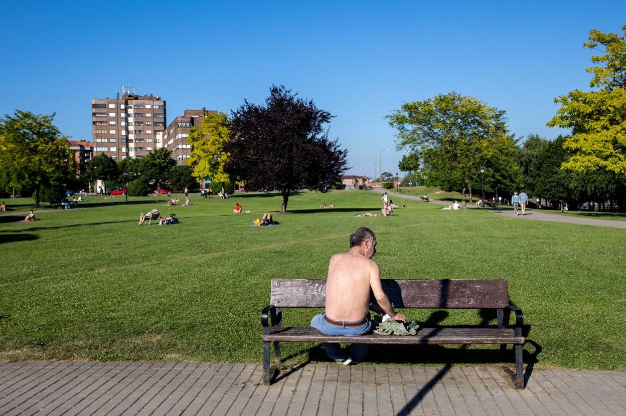 El buen tiempo da un respiro a la hostelería pero «no compensa el cierre del ocio nocturno»